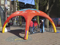 907213 Afbeelding van een opblaasbaar afdak met opschriften betreffende de Tour de France, die in Utrecht van start zal ...